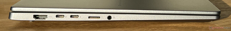 Sol: HDMI 2.1, Thunderbolt 4 ile 2x USB-C 4.0 (40 Gbit/s, DisplayPort, Güç Dağıtımı), microSD kart okuyucu, 3,5 mm ses jakı