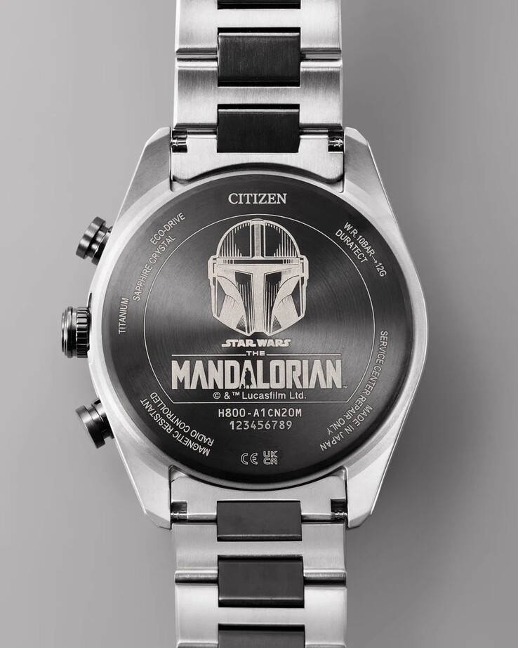 Kasa arkasında oyulmuş bir Mandalorian kaskı ve Star Wars markası bulunur.