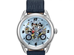 Citizen FE7097-05W Eco-Drive saatinin kadranı gök mavisi renktedir