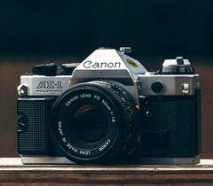 Canon EOS R8 Mark II'nin tasarımında Canon AE-1'den ilham aldığı söyleniyor.