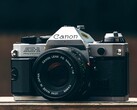 Canon EOS R8 Mark II'nin tasarımında Canon AE-1'den ilham aldığı söyleniyor.