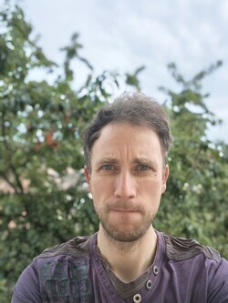 Xiaomi 17T ile çekilmiş bir selfie