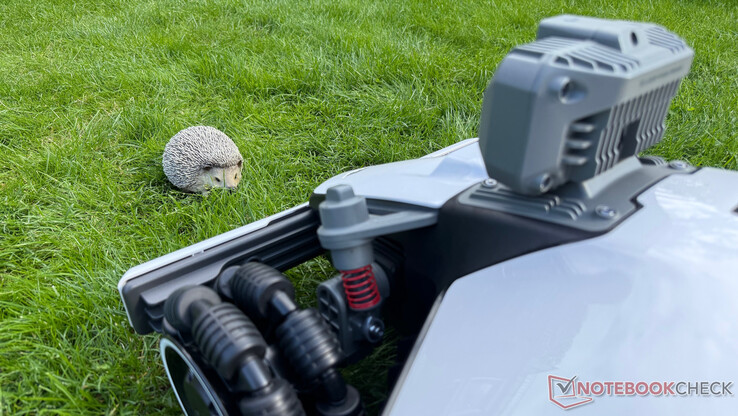 Mammotion Luba Mini AWD LiDAR engel tespitinde mükemmel performans sergiliyor