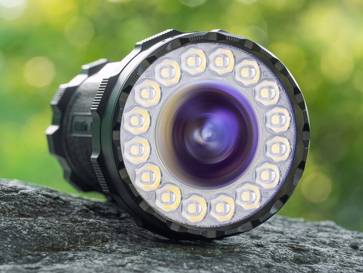 Olight Marauder 3, asferik lensli bir merkezi spot ışığına ve geniş ışık yayılımı için bir LED halkasına sahiptir.