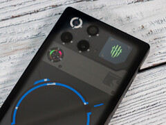 RedMagic görünüşe göre yeni oyun telefonlarının yüksek skorlar için güvenli sınırların ötesine geçmesine izin veriyor. Resimde: 11 Pro'nun arka yüzü.