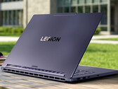 Legion 7a 15ASH11, diğer yeni Legion 7 dizüstü bilgisayarların aksine arkaya bakan bağlantı noktaları içermiyor.