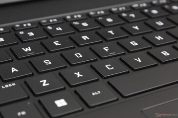 Tuş geri bildirimi büyük bir oyun dizüstü bilgisayarı için hafif ve sessizdir