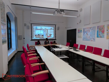 Bir Zoom katılımcısının sonradan katıldığı seminer odası