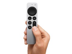 Apple TV Siri Remote, alüminyum bir gövdeye sahiptir.