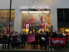 Take Two House önünde protesto düzenleyen IWGB ve RGWU üyeleri