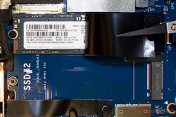 Samsung PM9A1 ve boş bir SSD yuvası