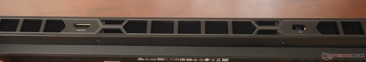 Arka: HDMI 2.1, DC girişi