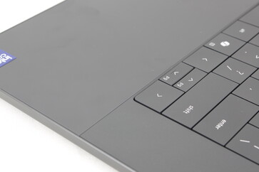 Avuç içi dayanakları ile klavye arasındaki ayrım çizgisi tamamen estetiktir