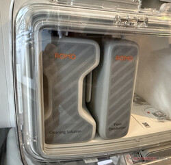 Pleksiglasın arkasındaki iki deterjan kabı