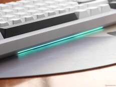 Epomaker Galaxy68 ön kenar vurgulu aydınlatma.