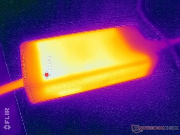 AC adaptörü zorlu yükleri çalıştırırken 42 C'nin üzerine ulaşır