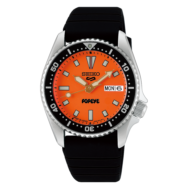 Seiko 5 Sports x Popeye HDB013 modelinin önden görünümü; turuncu kadranı ve siyah döner çerçevesi görülüyor,