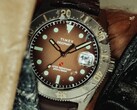 Huckberry x Timex Deepwater Reef 200 dalış saati; kahverengi kadranlı, paslanmaz çelik kasalı, siyah çerçeveli ve uyumlu kahverengi kayışlı.
