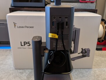 USB bağlantı noktaları, elektrik fişi ve güvenlik anahtarı ile LP5 standart yapılandırma arka görünümü.