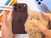 iPhone 18 Pro (Max)’un arkasındaki birçok çizik kolayca silinebilir; ancak dayanıklılık testinin de gösterdiği gibi, hepsi silinemez.