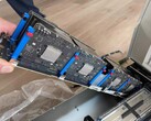 Tek bir taşıyıcı çubuk üzerine yerleştirilmiş sekiz adet Apple M5 kartı; daha büyük bir sunucu bıçağının parçası