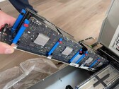 Tek bir taşıyıcı çubuk üzerine yerleştirilmiş sekiz adet Apple M5 kartı; daha büyük bir sunucu bıçağının parçası