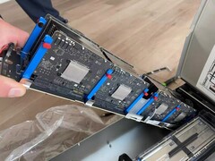 Tek bir taşıyıcı çubuk üzerine yerleştirilmiş sekiz adet Apple M5 kartı; daha büyük bir sunucu bıçağının parçası