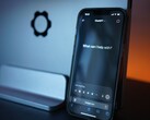 Tek ele sığan, yapay zeka sohbet arayüzüne sahip bir akıllı telefon