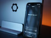 Tek ele sığan, yapay zeka sohbet arayüzüne sahip bir akıllı telefon