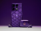 Pantone Violet Indigo renginde Motorola Signature ve Moto Buds 2 Plus.