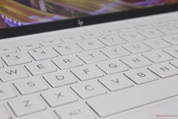 Tuşlar keskin, yüksek sesli geri bildirime sahiptir ancak nispeten sığ bir hareket derinliği vardır