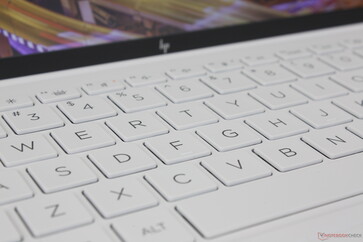 Tuşlar keskin, yüksek sesli geri bildirime sahiptir ancak nispeten sığ bir hareket derinliği vardır