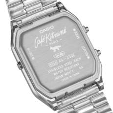 Casio AQ-230ECK-3A modelinin arka kapağında tilki logosu ve Café Kitsuné markası bulunmaktadır.