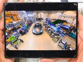 Tiranyum izlerini bulmak amacıyla, JerryRigEverything YouTube kanalı Samsung Galaxy Z Fold8'i parçalara ayırıyor.