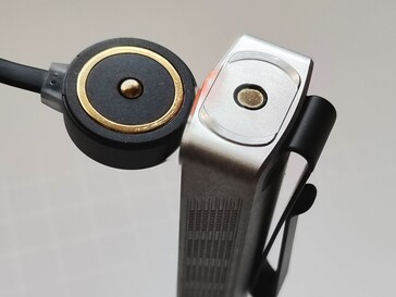 Olight ArkPro Stars & Stripes el feneri, ürünle birlikte verilen manyetik şarj pedi ile şarj edilebilir.