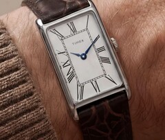 21 mm genişliğinde, kulak uçları arası mesafesi 36 mm ve kalınlığı 8,5 mm olan parlak paslanmaz çelik kasada, standart bir kuvars mekanizma kullanılmaktadır.