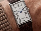 21 mm genişliğinde, kulak uçları arası mesafesi 36 mm ve kalınlığı 8,5 mm olan parlak paslanmaz çelik kasada, standart bir kuvars mekanizma kullanılmaktadır.