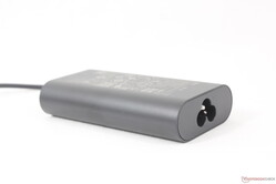 Evrensel 100 W USB-C AC adaptörü diğerlerine göre daha kompakttır