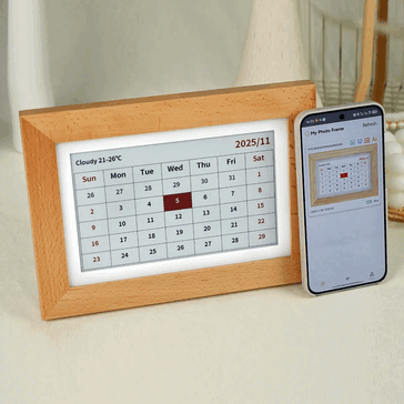 Bir akıllı telefonun yanında takvimi gösteren Bigme dijital fotoğraf çerçevesi.