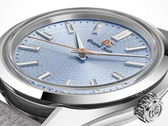Grand Seiko logosu ve saniye ibresi pembe altın kaplamayla tamamlanmıştır.