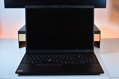 Lenovo ThinkPad L16 Gen 2 doğal ortamında: bir masa.