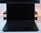 Lenovo ThinkPad L16 Gen 2 doğal ortamında: bir masa.