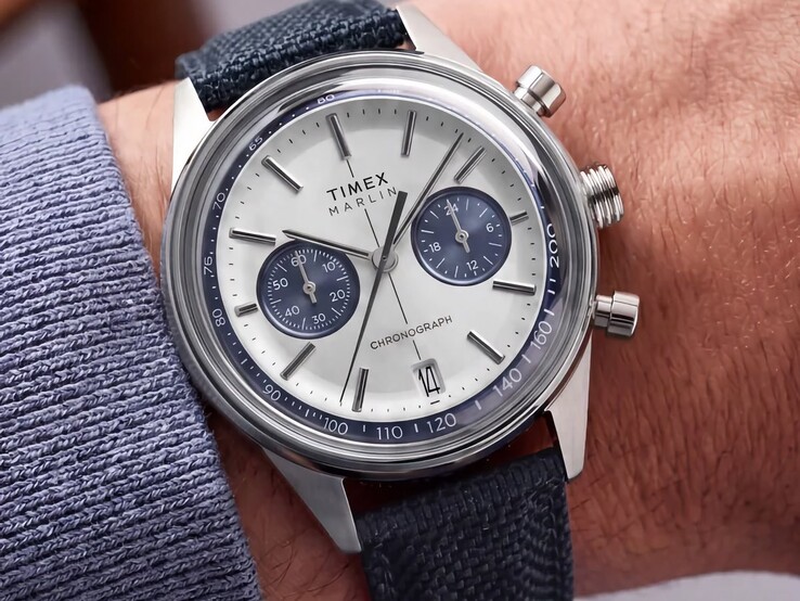 Bilekteki Timex Marlin Jet Chronograph TW2Y89900'ın yakın çekimi.