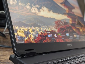 Uçtan uca cam veya dokunmatik ekran seçeneği yok