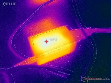 AC adaptörü, yüksek yük altında çalışırken 42 °C'nin üzerine çıkar