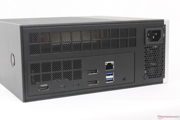 Arka: HDMI 2.1, 2x USB-C 4.0 (DisplayPort ile), 2x DisplayPort 2.1, RJ-45 (5 Gbps), 2x USB-A 3.2 Gen. 2, 3.5 mm combo, Güç kablosu