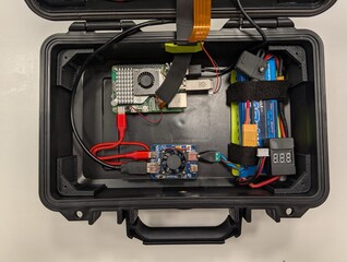 Raspberry Pi, pil ve kasanın içindeki diğer bileşenler.