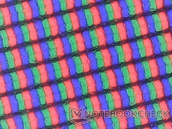 Mat panel parlak alternatife göre biraz daha grenlidir