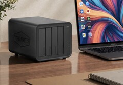 Resimde, ahşap bir masanın üzerinde bir dizüstü bilgisayarın yanında duran Terramaster D8 Hybrid 2 NAS gösterilmektedir.