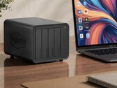 Resimde, ahşap bir masanın üzerinde bir dizüstü bilgisayarın yanında duran Terramaster D8 Hybrid 2 NAS gösterilmektedir. 